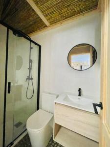 La salle de bains est pourvue de toilettes, d'un lavabo et d'un miroir. dans l'établissement Casa Albufera suite, à Valence