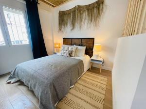 - une chambre avec un grand lit et une grande fenêtre dans l'établissement Casa Albufera suite, à Valence