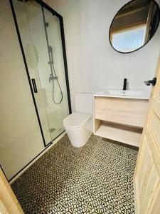 La salle de bains est pourvue d'une douche, de toilettes et d'un lavabo. dans l'établissement Casa Albufera suite, à Valence