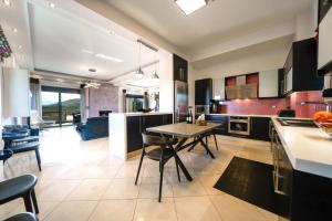 Ruang duduk di Mythic Olive One floor villa-Amazing View-Heated Poll