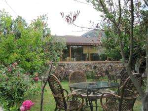 a group of chairs and a table in a yard at Uysallar Koy Evi in Gokceada Town