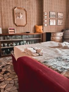 een slaapkamer met een groot bed en een spiegel bij Milkyway Apartment in Viareggio