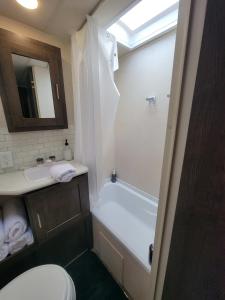 y baño con lavabo, aseo y ducha. en Beach and Bay Glamping, en Bolivar Peninsula