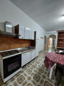 Η κουζίνα ή μικρή κουζίνα στο Gran Villa al Mare di Gallipoli