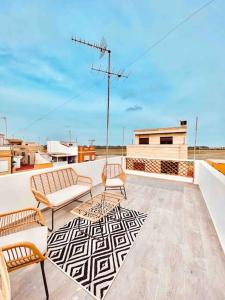 a patio with two benches and a rug at Loft Albufera in Valencia