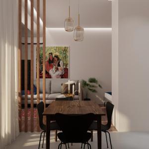 - une salle à manger avec une table et des chaises en bois dans l'établissement Tashkent apartment with balcony I Blueloft 52, à Tachkent