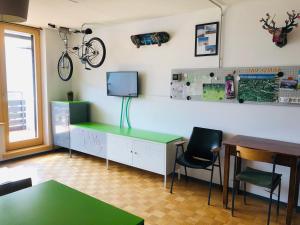 Zimmer mit Schreibtisch und Fahrrad an der Wand in der Unterkunft Bad Chaka Apartment in Bovec