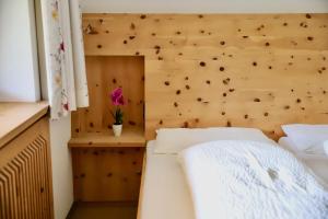 A bed or beds in a room at Bio Apartment - Der Steinadler