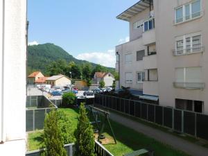 een uitzicht vanaf het balkon van een appartementencomplex bij Apartment Riverside in Ljubljana