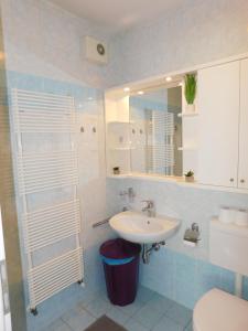 y baño con lavabo, aseo y espejo. en Apartment Riverside, en Liubliana