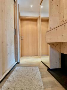 ein leeres Zimmer mit einer Tür und einem Teppich in der Unterkunft Bio Apartment - Der Steinadler in Umhausen