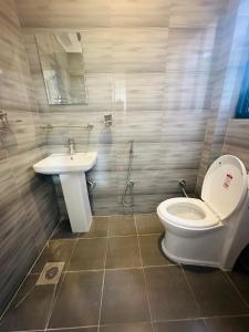 een badkamer met een toilet en een wastafel bij Ivanna stay in Pātan