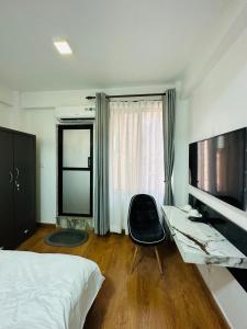 um quarto com uma cama, uma secretária e uma televisão em Ivanna stay em Patan