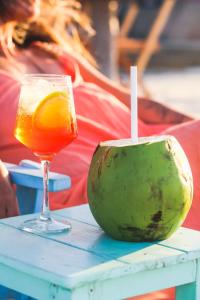 a drink and an avocado sitting on a table at Pousada Movimento in Prea