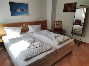 1 dormitorio con 2 camas con sábanas blancas en Apartment Seeadler, en Dewichow