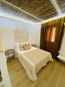 a bedroom with a large bed in a room at Estudio Albufera in Valencia