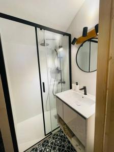 a bathroom with a white sink and a shower at Estudio Albufera in Valencia