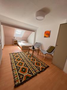 ein Schlafzimmer mit einem Bett und einem Teppich auf dem Boden in der Unterkunft Ein schönes Zimmer in Kiel in Kiel