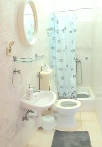 y baño con aseo, lavabo y espejo. en Maiden Apartments, en Trogir