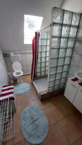 La salle de bains est pourvue de toilettes, d'un lavabo et d'une fenêtre. dans l'établissement Malom Tavi Vendégház Tapolca, à Tapolca