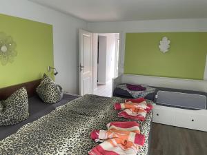 - une chambre avec un lit à motifs léopards dans l'établissement Ferienwohnung Fiene, à Groß Zicker