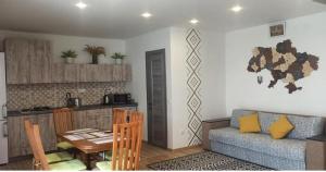 Una cocina y una sala de estar con una mesa y un sofá. en Legit House, en Yaremche