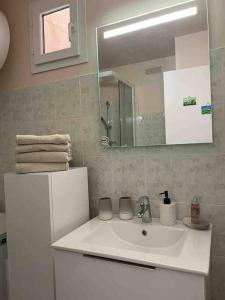Appartement cosy, vue mer à 5 min à pied de la mer的一间浴室