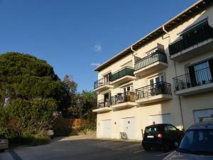 Grosseto-PrugnaAppartement cosy, vue mer à 5 min à pied de la mer的停在大楼旁边的停车场的汽车