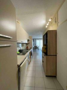 Appartement cosy, vue mer à 5 min à pied de la mer的厨房或小厨房