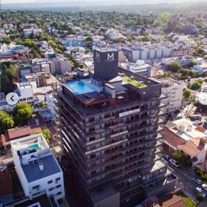 una vista aérea de un edificio con un signo m en él en Miralejos 7 Turquesa en Villa Carlos Paz