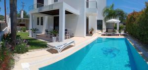 een villa met een zwembad voor een huis bij Villa Anastasia in Psinthos