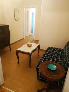 アテネにあるNicole Apartmentのリビングルーム(ソファ、テーブル付)