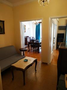 アテネにあるNicole Apartmentのリビングルーム(ソファ、テーブル付)