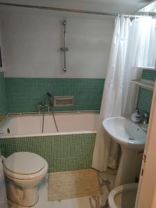 アテネにあるNicole Apartmentのバスルーム(トイレ、洗面台付)