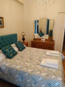 アテネにあるNicole Apartmentのベッドルーム(大型ベッド1台、鏡付)