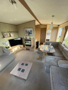 TV a/nebo společenská místnost v ubytování Golden Palm Resort - Appleby - Coastal Caravan Breaks