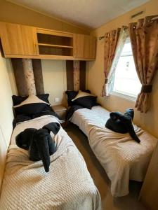 Postel nebo postele na pokoji v ubytování Golden Palm Resort - Appleby - Coastal Caravan Breaks