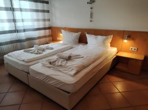 una camera da letto con due letti con asciugamani sopra di Apartment Biber mit Terrasse a Dewichow