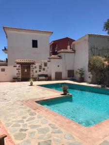 una piscina frente a una casa en Casa San Sebastian, en Pinos del Valle