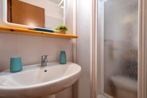 A bathroom at SARDINIA RE - Casa Luisa With Pool