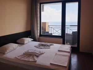 A bed or beds in a room at Sea View Rental Front Beach Még 37 kép