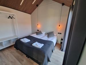 1 dormitorio con 1 cama con 2 toallas en Arctic Exclusive Ranch, en Kirkjubæjarklaustur