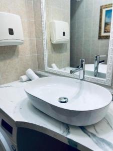 y baño con lavabo blanco y espejo. en Casa belvedere luxury, en Anzio