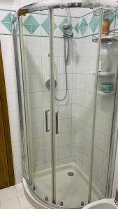 eine Dusche mit Glastür im Bad in der Unterkunft Villa Claudia Relais in Mirto