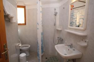 A bathroom at Afroditi Syros