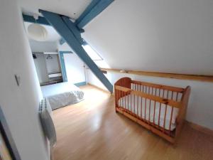 1 dormitorio con 1 cama y techo azul en Gîte du Connétable, en Couville