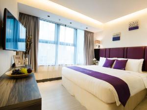 TV a/nebo společenská místnost v ubytování The Bauhinia Hotel - Tsim Sha Tsui