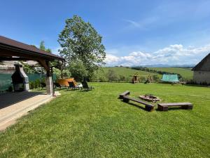 un patio con mesa de picnic y parque infantil en Chalupa LUPA en Liptovská Kokava