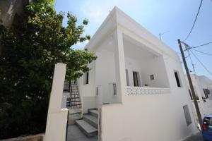 une maison blanche avec des escaliers en face de celle-ci dans l'établissement My Home in Naxos, à Naxos Chora