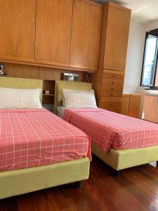 Voodi või voodid majutusasutuse Near Como, charming apartment with fireplace toas